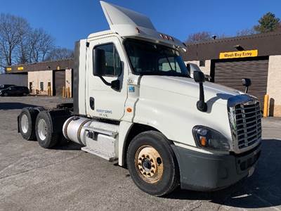Freightliner Cascadia 125 Day Cab Truck - 435HP, 12 Speed Automatic