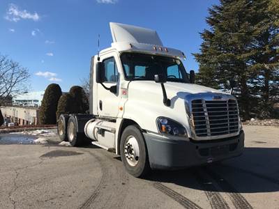 Freightliner Cascadia 125 Day Cab Truck - 435HP, 12 Speed Automatic
