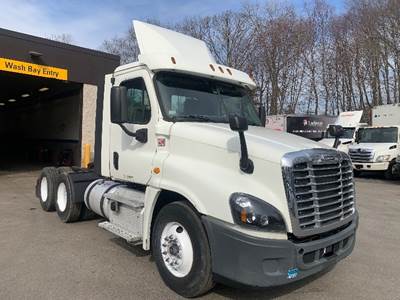 Freightliner Cascadia 125 Day Cab Truck - 435HP, 12 Speed Automatic