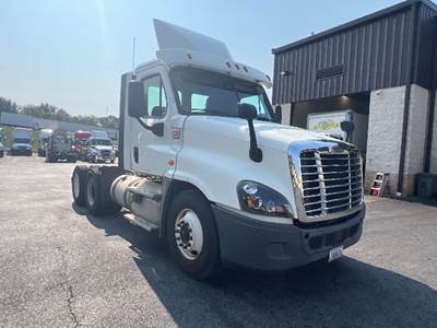 Freightliner Cascadia 125 Day Cab Truck - 435HP, 12 Speed Automatic