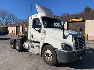Freightliner Cascadia 125 Day Cab Truck - 435HP, 12 Speed Automatic