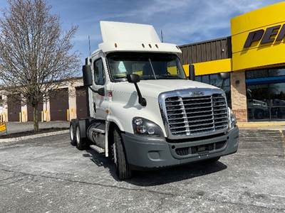 Freightliner Cascadia 125 Day Cab Truck - 435HP, 12 Speed Automatic
