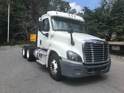 Freightliner Cascadia 125 Day Cab Truck - 435HP, 12 Speed Automatic