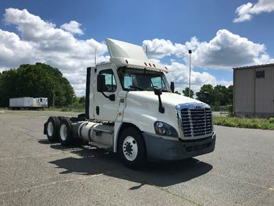Freightliner Cascadia 125 Day Cab Truck - 435HP, 12 Speed Automatic