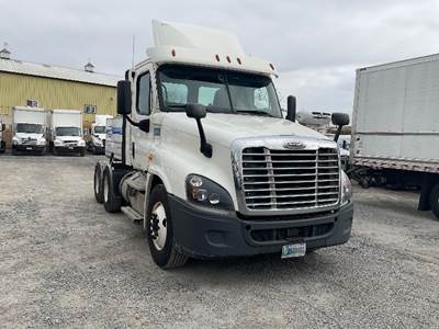 Freightliner Cascadia 125 Day Cab Truck - 435HP, 12 Speed Automatic