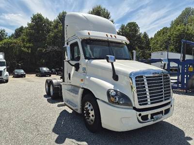 Freightliner Cascadia 125 Day Cab Truck - 455HP, 10 Speed Automatic