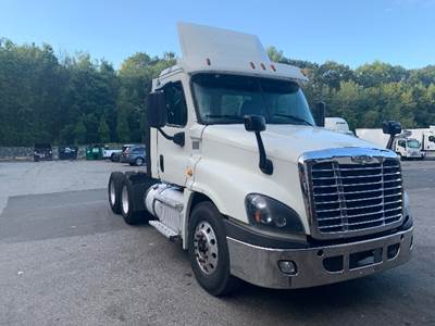 Freightliner Cascadia 125 Day Cab Truck - 455HP, 10 Speed Manual