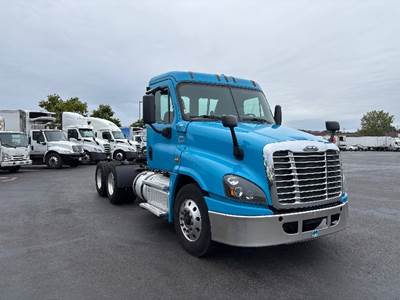 Freightliner Cascadia 125 Day Cab Truck - 470HP, 10 Speed Manual