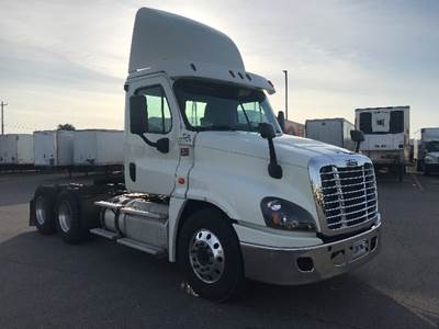 Freightliner Cascadia 125 Day Cab Truck - 435HP, 12 Speed Automatic