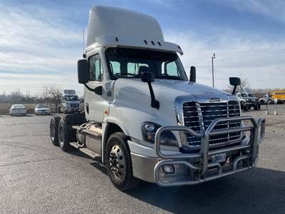 Freightliner Cascadia 125 Day Cab Truck - 435HP, 12 Speed Automatic
