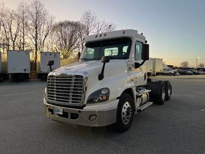Freightliner Cascadia 125 Day Cab Truck - 435HP, 12 Speed Automatic