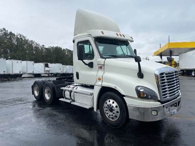 Freightliner Cascadia 125 Day Cab Truck - 435HP, 12 Speed Automatic