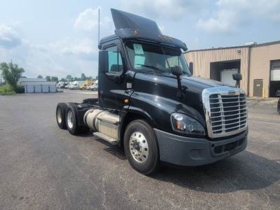 Freightliner Cascadia 125 Day Cab Truck - 450HP, 10 Speed Manual