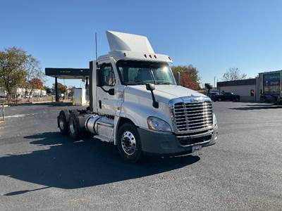 Freightliner Cascadia 125 Day Cab Truck - 435HP, 12 Speed Automatic