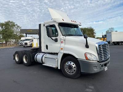 Freightliner Cascadia 125 Day Cab Truck - 435HP, 12 Speed Automatic