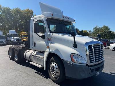 Freightliner Cascadia 125 Day Cab Truck - 435HP, 12 Speed Automatic
