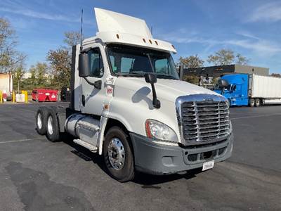Freightliner Cascadia 125 Day Cab Truck - 435HP, 12 Speed Automatic
