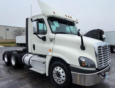 Freightliner Cascadia 125 Day Cab Truck - 435HP, 12 Speed Automatic
