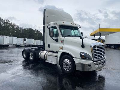 Freightliner Cascadia 125 Day Cab Truck - 435HP, 10 Speed Automatic
