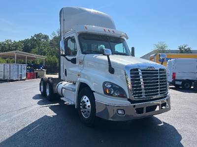 Freightliner Cascadia 125 Day Cab Truck - 435HP, 10 Speed Automatic