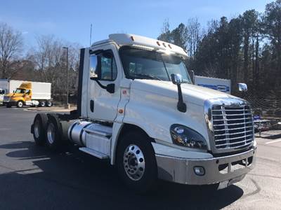 Freightliner Cascadia 125 Day Cab Truck - 435HP, 10 Speed Automatic