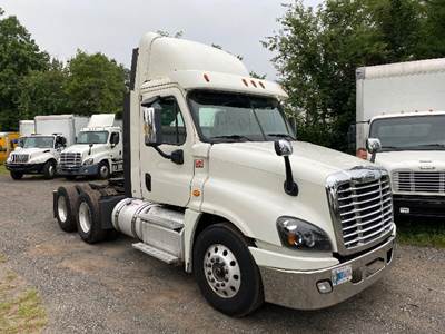 Freightliner Cascadia 125 Day Cab Truck - 435HP, 10 Speed Automatic