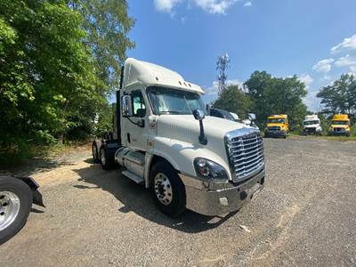 Freightliner Cascadia 125 Day Cab Truck - 435HP, 10 Speed Automatic