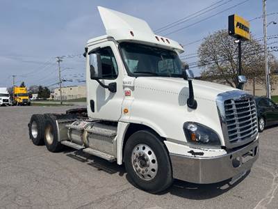 Freightliner Cascadia 125 Day Cab Truck - 505HP, 12 Speed Automatic