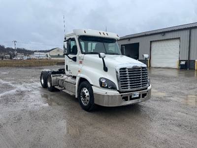 Freightliner Cascadia 125 Day Cab Truck - 505HP, 12 Speed Automatic