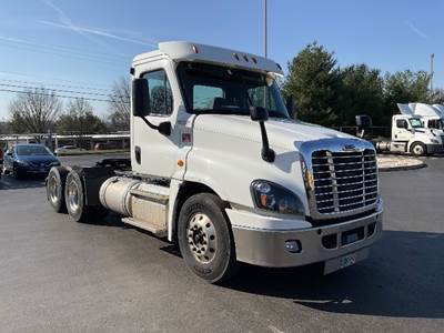 Freightliner Cascadia 125 Day Cab Truck - 450HP, 12 Speed Automatic