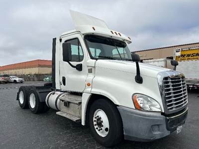 Freightliner Cascadia 125 Day Cab Truck - 435HP, 10 Speed Manual