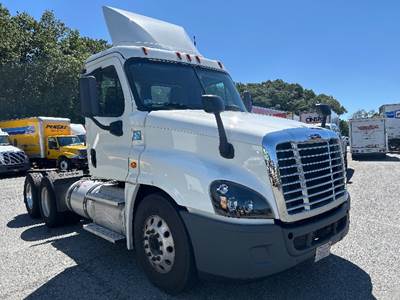 Freightliner Cascadia 125 Day Cab Truck - 435HP, 10 Speed Manual