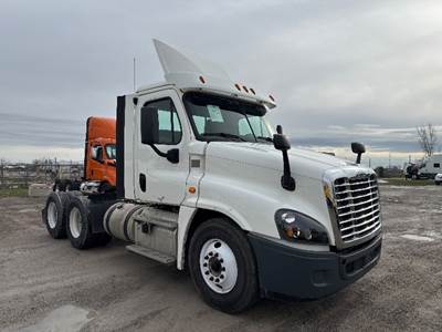 Freightliner Cascadia 125 Day Cab Truck - 435HP, 12 Speed Automatic