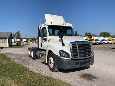 Freightliner Cascadia 125 Day Cab Truck - 435HP, 12 Speed Automatic