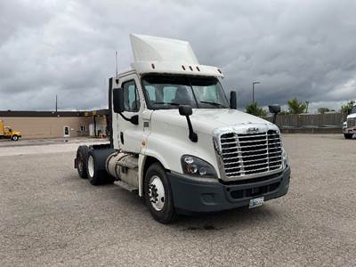 Freightliner Cascadia 125 Day Cab Truck - 435HP, 12 Speed Automatic