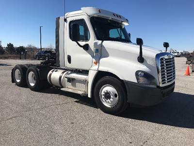 Freightliner Cascadia 125 Day Cab Truck - 435HP, 12 Speed Automatic