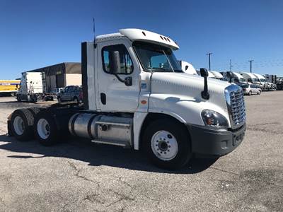 Freightliner Cascadia 125 Day Cab Truck - 435HP, 12 Speed Automatic