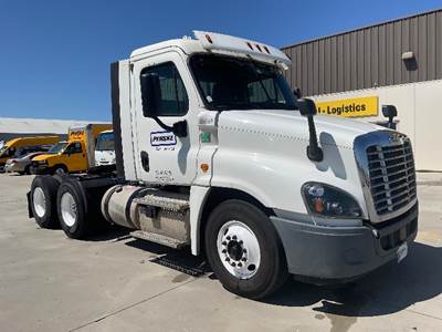 Freightliner Cascadia 125 Day Cab Truck - 435HP, 12 Speed Automatic