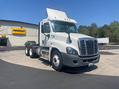 Freightliner Cascadia 125 Day Cab Truck - 435HP, 12 Speed Automatic