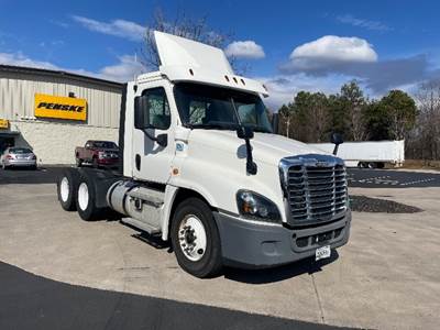 Freightliner Cascadia 125 Day Cab Truck - 435HP, 12 Speed Automatic