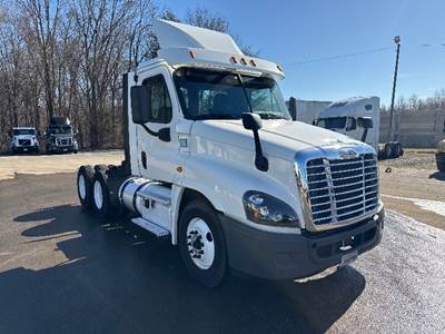 Freightliner Cascadia 125 Day Cab Truck - 435HP, 12 Speed Automatic