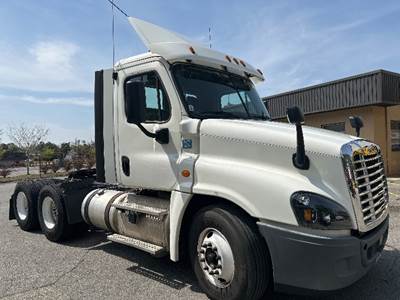 Freightliner Cascadia 125 Day Cab Truck - 435HP, 12 Speed Automatic