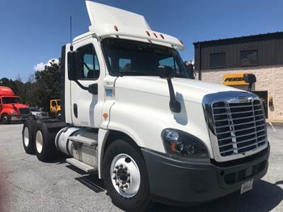 Freightliner Cascadia 125 Day Cab Truck - 435HP, 12 Speed Automatic