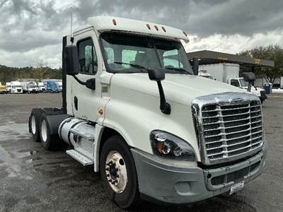 Freightliner Cascadia 125 Day Cab Truck - 435HP, 12 Speed Automatic