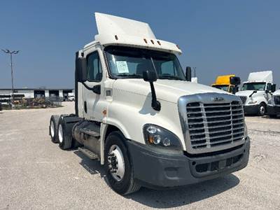 Freightliner Cascadia 125 Day Cab Truck - 435HP, 12 Speed Automatic