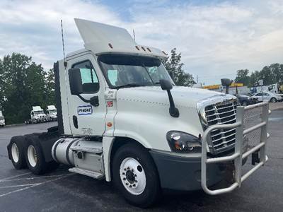 Freightliner Cascadia 125 Day Cab Truck - 435HP, 12 Speed Automatic