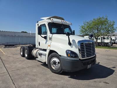 Freightliner Cascadia 125 Day Cab Truck - 435HP, 12 Speed Automatic