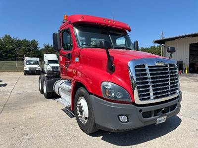 Freightliner Cascadia 125 Day Cab Truck - 455HP, 10 Speed Manual