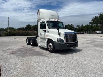 Freightliner Cascadia 125 Day Cab Truck - 455HP, 12 Speed Automatic