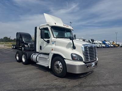Freightliner Cascadia 125 Day Cab Truck - 455HP, 12 Speed Automatic